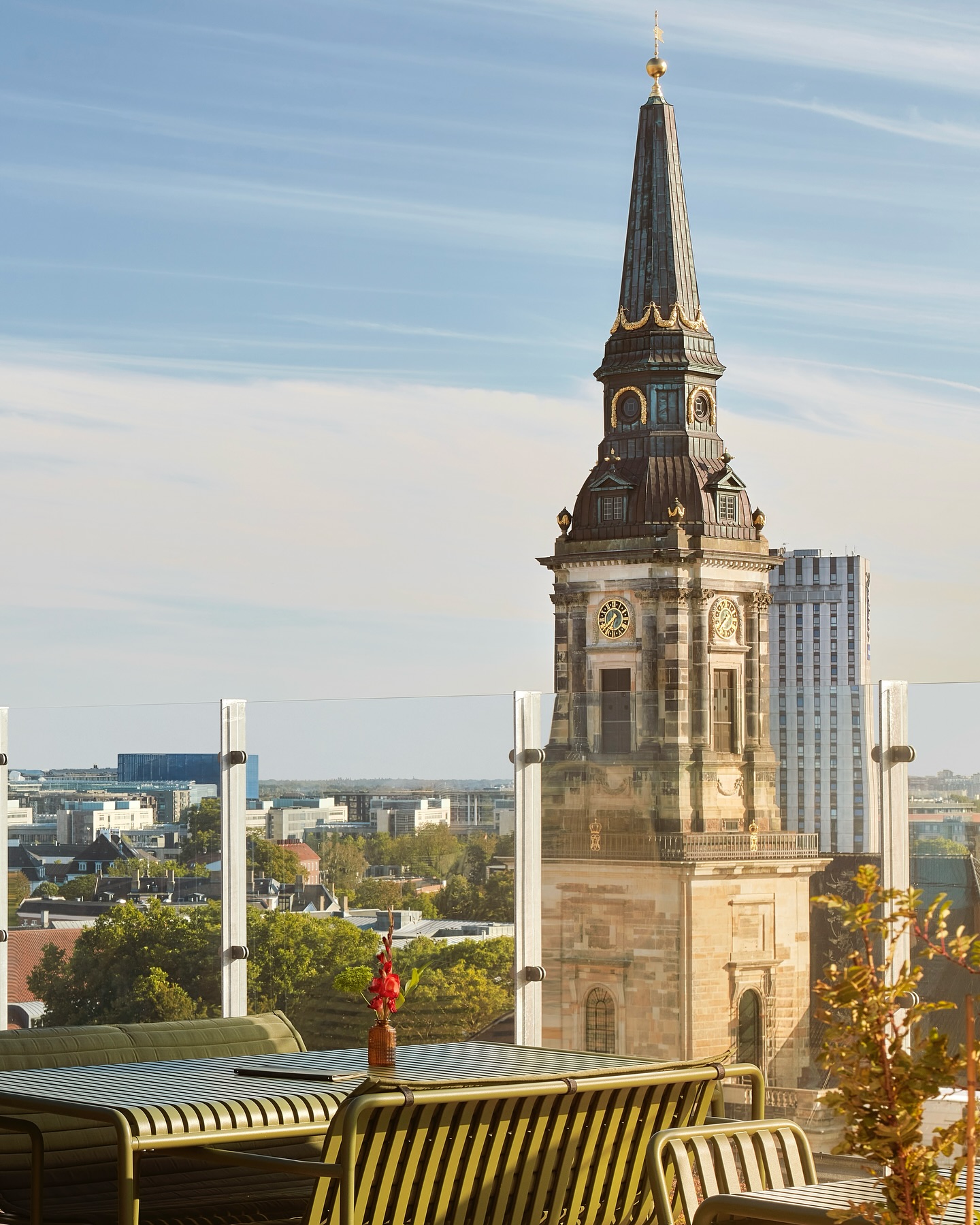 One of the many marvels you can spot from ROOF is the stunning Christians Church – a true architectural gem rising above the rooftops of Christianshavn✨
Pair the view with a cocktail, and you’ve got yourself a perfect moment🍸