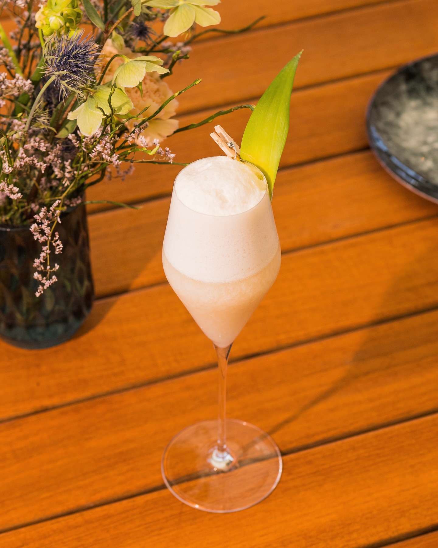 This week, we celebrate the third of our monthly cocktail classics, and this time, it’s the tropical Piña Colada 🍍🥥
Our ROOF version gives the iconic cocktail a sparkling twist: Spicy rum infused with pineapple, coconut milk, lime & a cava top-up ✨🍾
Available only this Monday to Thursday. Don’t miss your taste of summer in a glass 🌴
