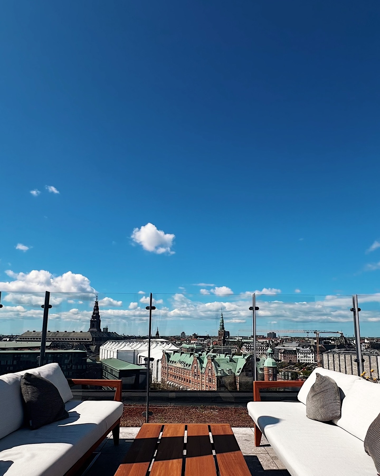 Blue skies are ROOF’s favorite dress code 💙🍸