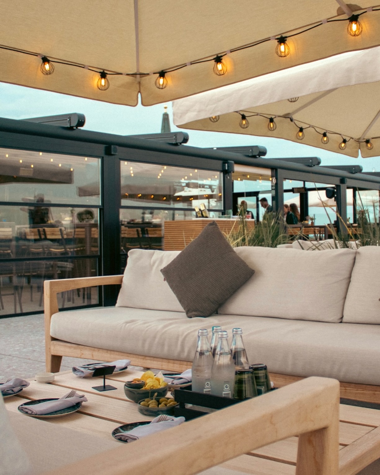 Unwind under the open sky in our stylish lounge seating, or stay cozy inside the heated pergola as autumn evenings arrive 🌇