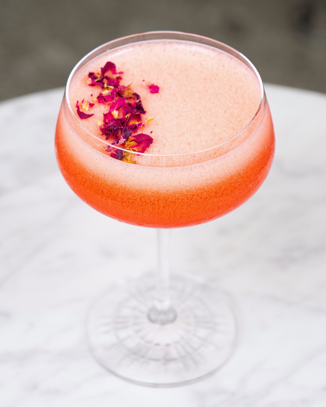 Have you tried ‘The Round Tower’? 🍹
This signature cocktail takes you on a circular ascent of flavors: Aperol, Italicus Bergamot, raspberry, lemon & vegan egg white.
Fruity, sour, rich and foamy – a smooth journey in every sip ✨