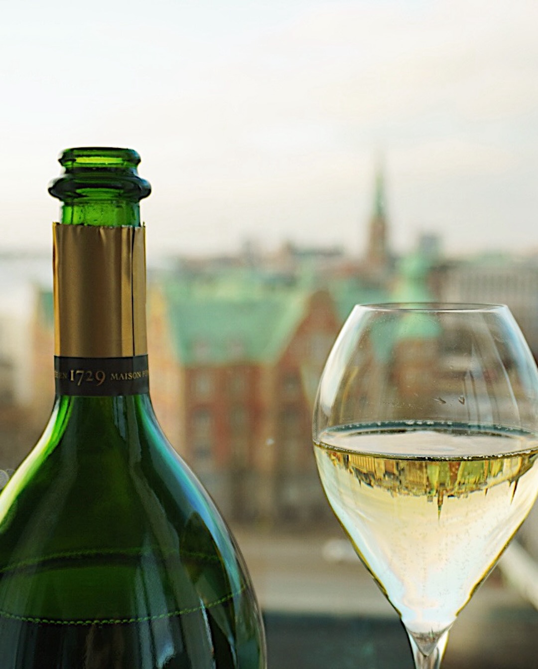 GIVEAWAY TIME 🎁
To celebrate the start of a new season, we’re putting together a giveaway you won’t want to miss!
Win a ROOF experience for two, including:
• 2 x glasses of our house Champagne – Ruinart Brut 🥂
• 1 x one of each of our snacks 🍴
• 2 x one of each of our bites ✨
• 2 x signature cocktails of your choice 🍸
How to enter:
1. Like this post ❤️
2. Follow @roof_cph
Winner announcement:
One lucky winner will be randomly selected and contacted directly via Instagram on 1 May.
The prize must be redeemed during May 2025.
Optional:
Tag the person you’d love to share the ROOF experience with in the comments below!💚
Terms & Conditions:
– Participants must be aged 18+
– This giveaway is in no way sponsored, endorsed, administered by, or associated with Instagram.
Good luck – and see you soon at ROOF!✨
